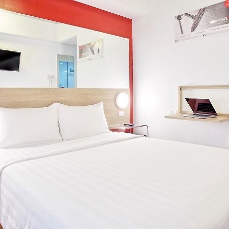 Red Planet Ortigas Hotel Mandaluyong Exterior photo