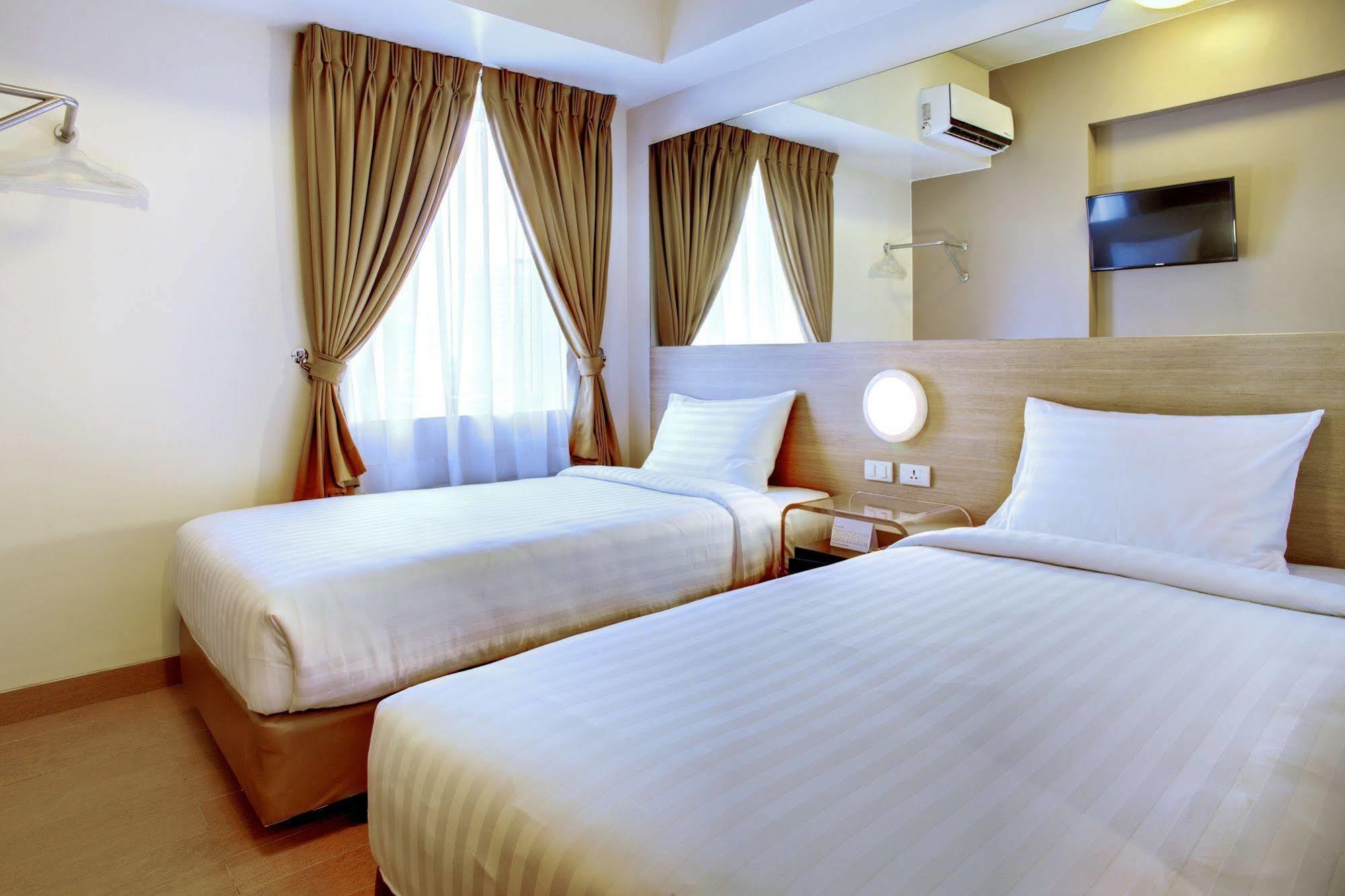 Red Planet Ortigas Hotel Mandaluyong Exterior photo